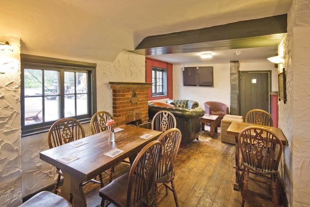 The May Garland Inn Hellingly エクステリア 写真